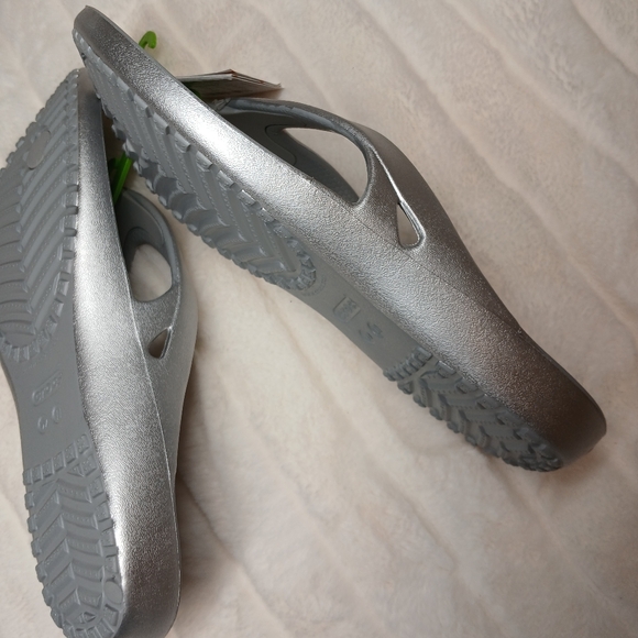 Crocs Kaddee II Metallic Flip Sandals – Silver – Size W11 – NWT - Picture 4 of 5